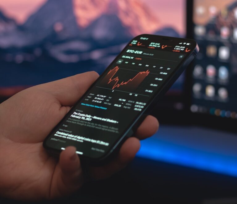 Phone with Bitcoin (BTC) transactions. Pic: Unsplash