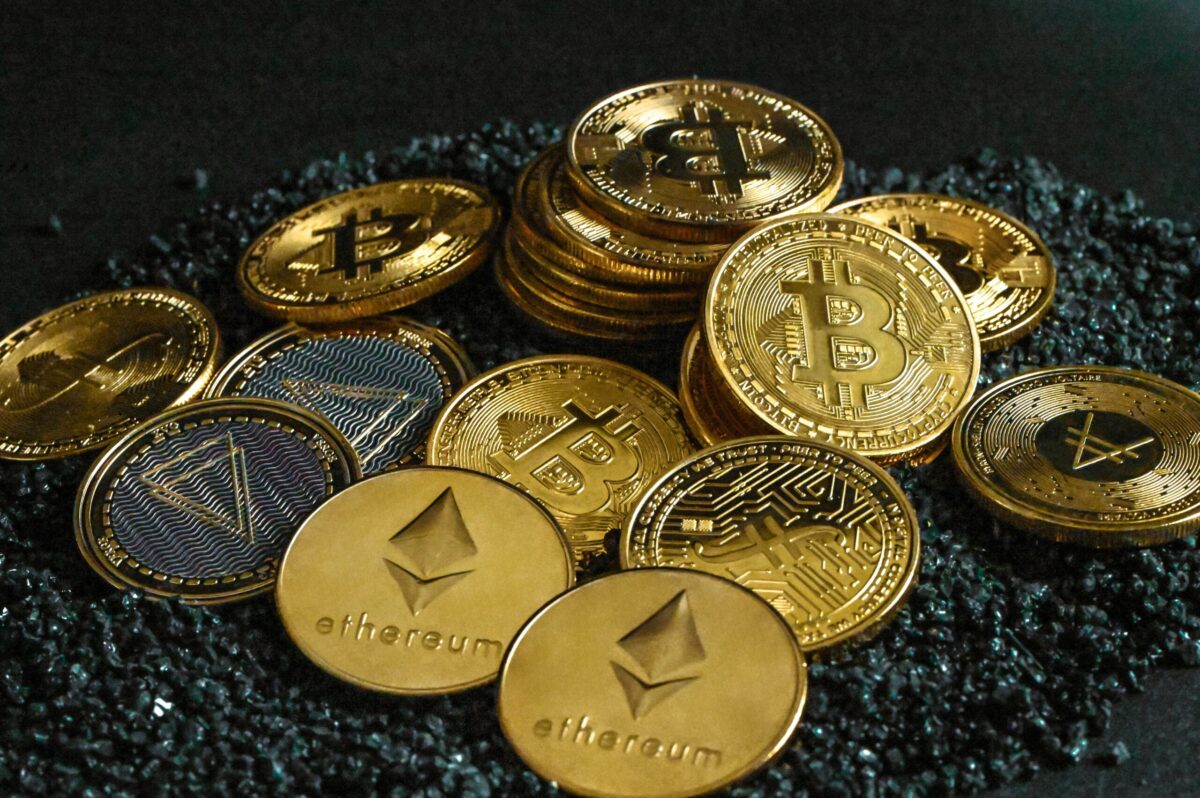 Bitcoin crosses $104K, Ethereum breakout could trigger altcoin surge
