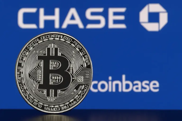Bitcoin coin in front of Chase and Coinbase logos, symbolising crypto integration between traditional banks and digital platforms