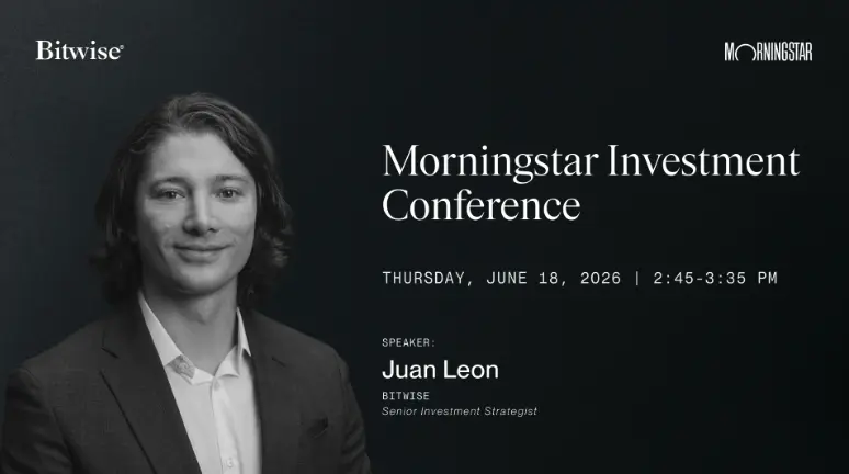 Black and white image of Juan Leon speaking at the Morningstar Investment Conference.