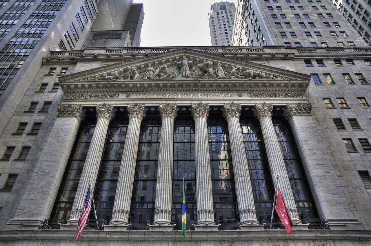 Facade of the New York Stock Exchange with large columns and decorative sculptures.
