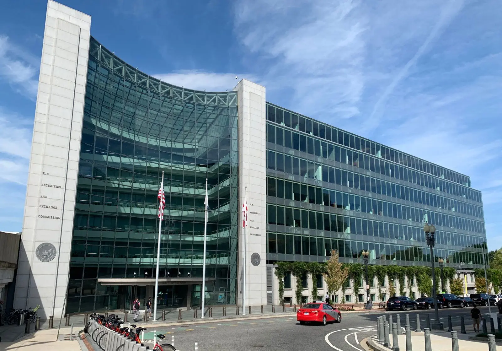 Exterior view of the modern glass and stone U.S. Securities and Exchange Commission headquarters building.