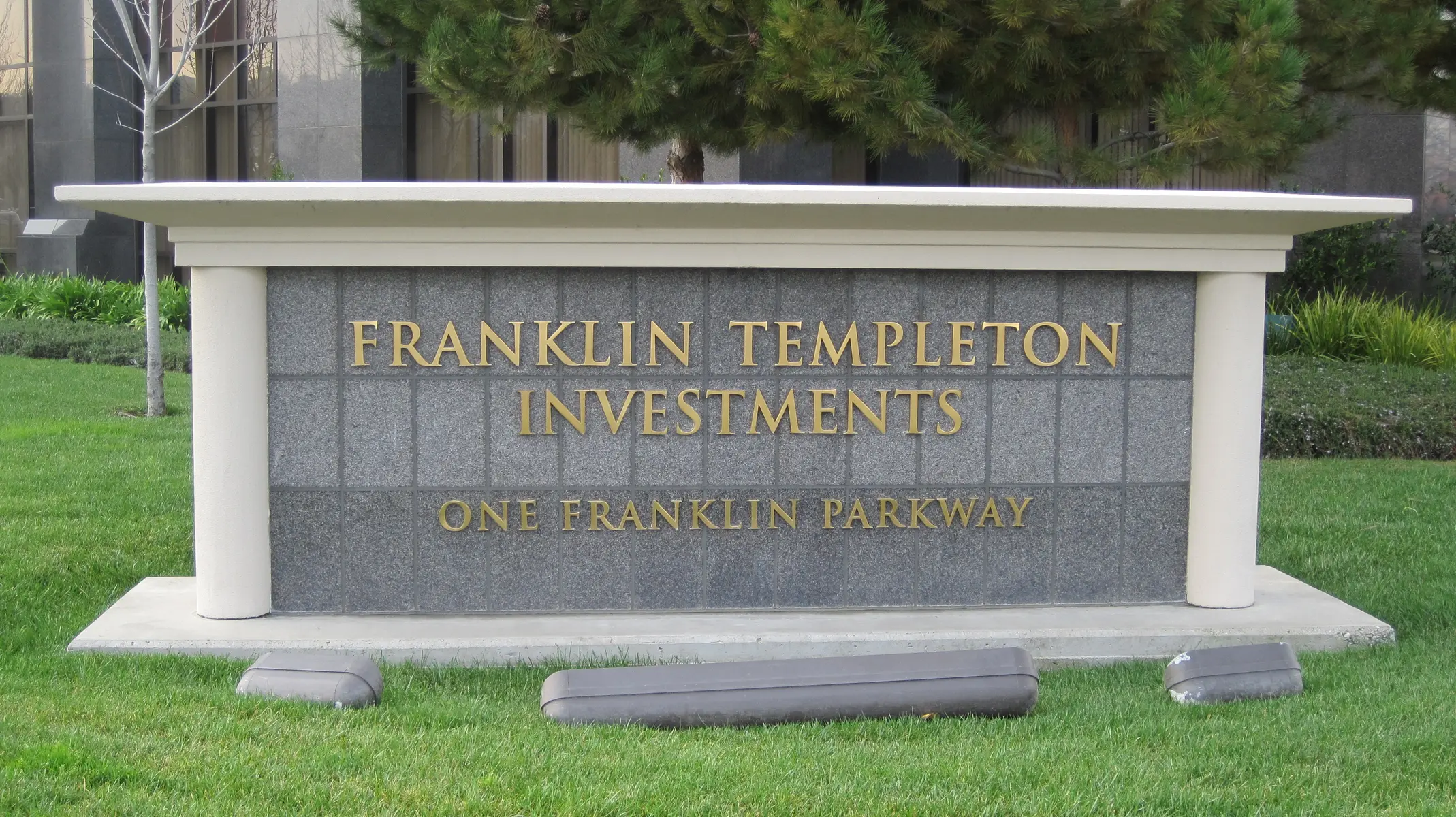 The exterior sign for Franklin Templeton Investments at One Franklin Parkway.